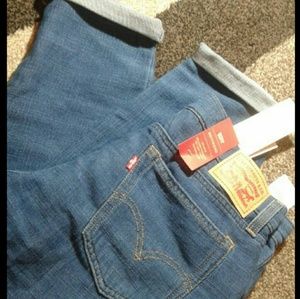 NWT Levi's boyfriend jeans size 28